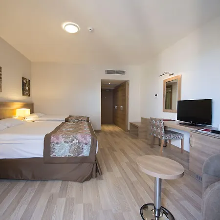 Ramada By Wyndham Lara Hotell